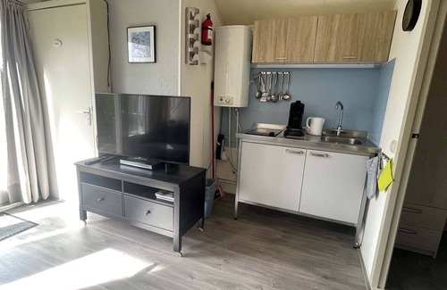 Tzummarum Ski Chalet | Cozy cottage with WiFi, located in Friesland