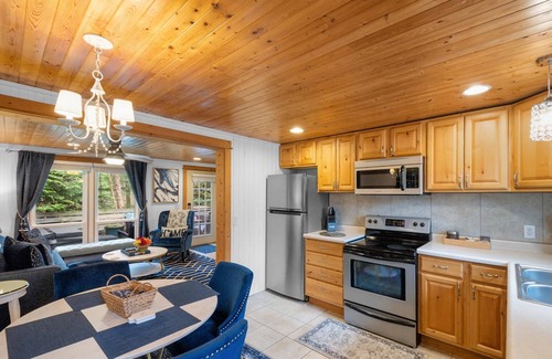 Saugatuck Villa | "Cozy Cottages" Blue Cottage-Hot tub/Town!