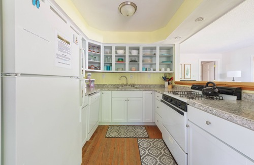 West Wing Estates House | Cozy CottageSuper cute vacation rental - Just 1 block from beach access to Lake Michigan!