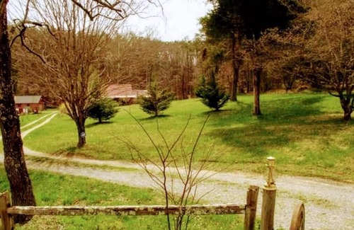 Kodak Cabin | Cozy Country Cabin | Hot Tub + Outdoor Charm