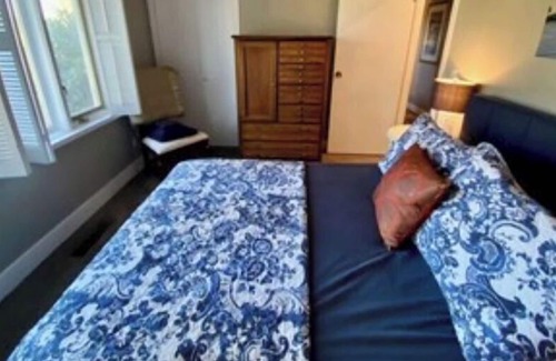 Auburn House | Cozy Country Cottage on 12 open acres, 30 minutes south of Seattle, pet-friendly