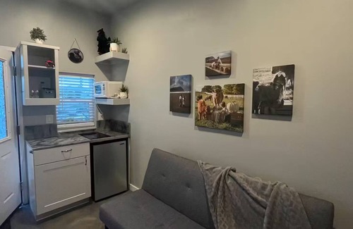 Nampa Apartment | Cozy country cottage with access to hot tub, cold plunge pond, & so much more.