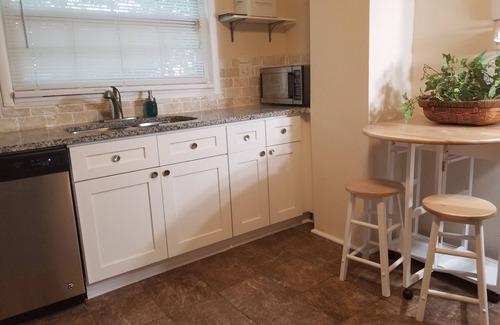 Tavares House | Cozy Country Home 4 Blocks From the Lake