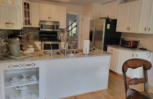 Woodstock House | Cozy Country Home with 5 Bedrooms 4 Baths and Swimming Pool