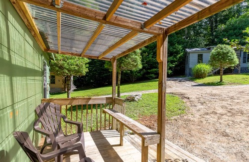 Hendersonville House | Cozy couple's cabin with furnished deck, porch, firepit, hammock & partial AC