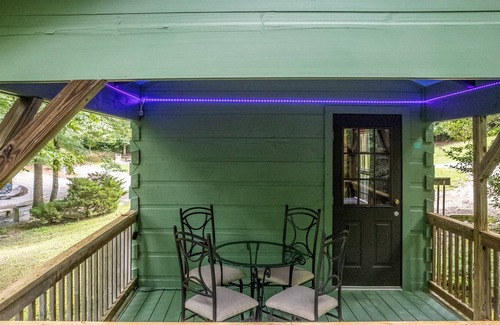 Hendersonville House | Cozy couple's cabin with furnished deck, porch, firepit, hammock & partial AC