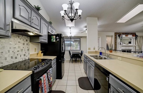 Universal City House | Cozy Couple's Olympia Spa & Resort