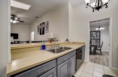 Universal City House | Cozy Couple's Olympia Spa & Resort