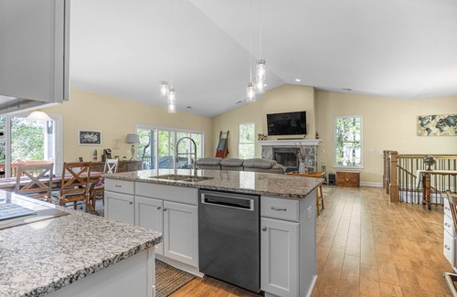 Salem House | Cozy Cove on Lake Keowee!