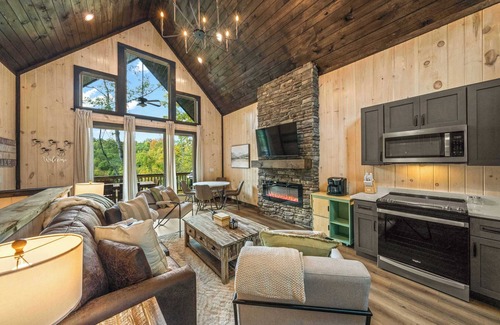 Sevierville Cabin | Cozy Cove Retreat | Hot Tub Lakefront Family-Friendly Cabin
