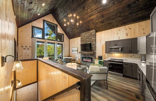 Sevierville Cabin | Cozy Cove Retreat | Hot Tub Lakefront Family-Friendly Cabin