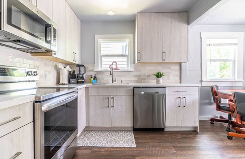 Columbia City House | Cozy Craftsman Cottage 10 minutes away from DT!