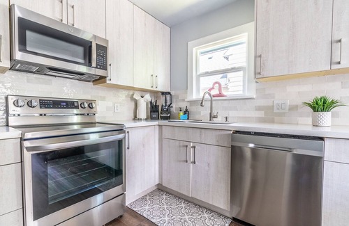 Columbia City House | Cozy Craftsman Cottage 10 minutes away from DT!