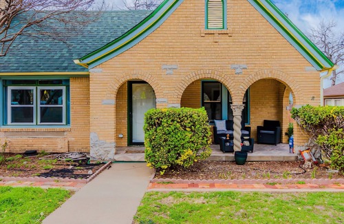 Oak Cliff House | Cozy Craftsman in the Center of Oak Cliff