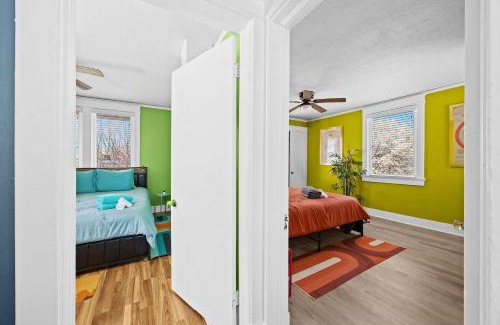 Merriwether House | Cozy & Creative Top Unit in Lou's Arts District