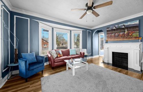Merriwether House | Cozy & Creative Top Unit in Lou's Arts District