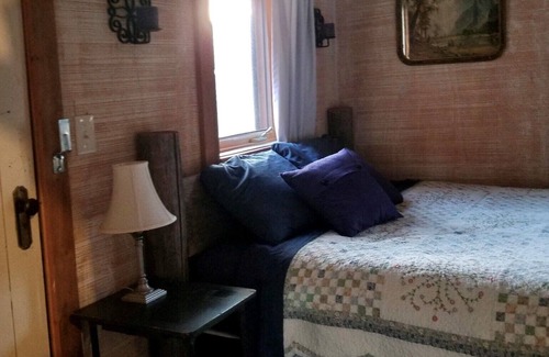 Grantsdale House | Cozy Creek Cabin just minutes from downtown Hamilton. Sleeps 2