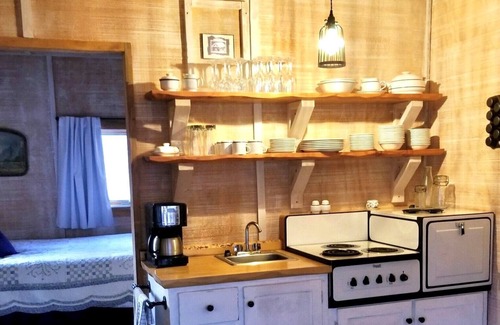 Grantsdale House | Cozy Creek Cabin just minutes from downtown Hamilton. Sleeps 2