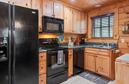 Maggie Valley Cabin | Cozy creek side cabin with fireplace, close to skiing/hiking, and shops.