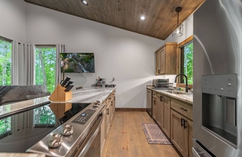 Epworth Cabin | Cozy creek side getaway minutes from Downtown Blue Ridge!
