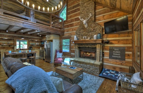 Epworth Cabin | Cozy Creek welcomes pets to its tranquil waters, offering fishing, swimming, a hot tub, outdoor fireplace, fire-pit, and WiFi
