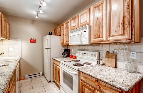 Frisco Condo | Cozy Creekside Condo - ground level, end unit