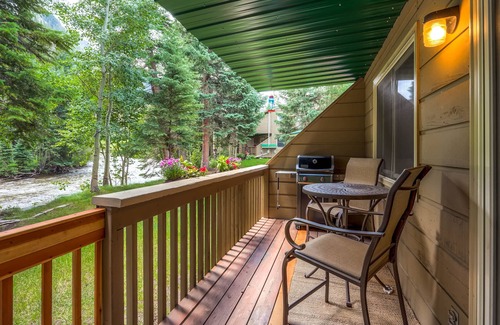 Frisco Condo | Cozy Creekside Condo - ground level, end unit