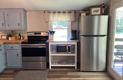 Barnardsville House | Cozy Creekside Guesthouse - 25min to Asheville