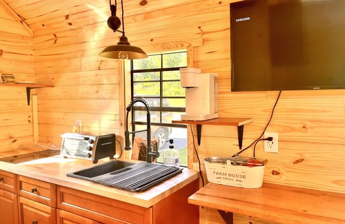 Flat Rock Cabin | Cozy Cub Getaway Pet Friendly Peaceful Vibes