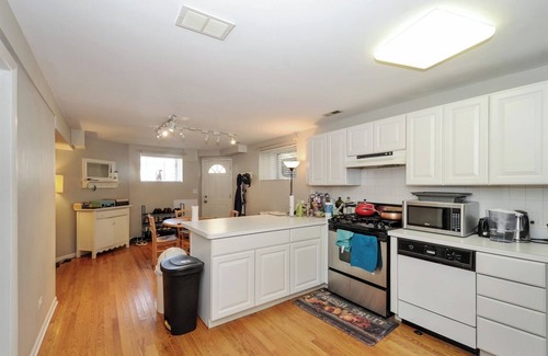 Wrightwood Neighbors Apartment | Cozy Depaul/Wrigley Garden Condo +FREE Parking!