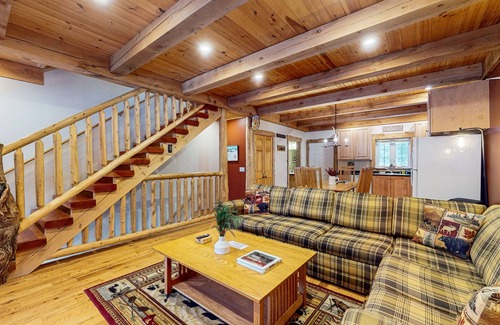 Jeffersonville Condo | Cozy dog-friendly condo w/mtn views, deck, grill, fireplace, firepit, cornhole