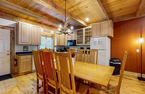 Jeffersonville Condo | Cozy dog-friendly condo w/mtn views, deck, grill, fireplace, firepit, cornhole