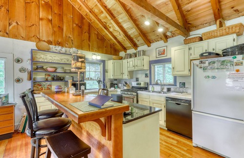 Franconia House | Cozy, dog-friendly cottage w/a full kitchen, furnished deck, & gas grilll