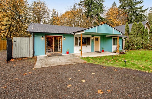 Littlerock House | Cozy, Dog-Friendly Home with Private Hot Tub, Grill & Mini Arcade - Free WiFi!