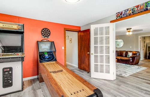 Littlerock House | Cozy, Dog-Friendly Home with Private Hot Tub, Grill & Mini Arcade - Free WiFi!