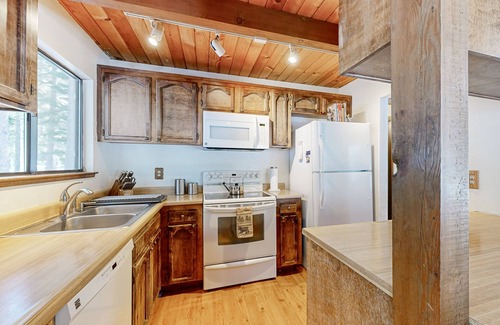 Truckee House | Cozy dog-friendly home with loft, streaming, deck, W/D, & nearby attractions
