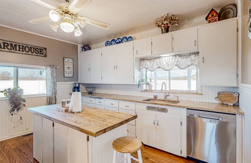 Touchet House | Cozy dog-friendly home, with W/D and a hot tub, walk to wineries next door