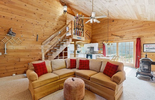 Jeffersonville House | Cozy dog-friendly house w/mountain & pond views, trails, firepit, bbq, patio