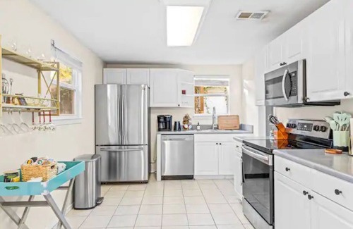 Niceville House | Cozy dog-friendly stay near white sandy beaches!