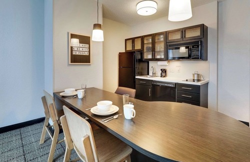 Doral Hotel | Cozy Doral 1BR Unit | Pool, Gym, BBQ, Free Parking, Airport Shuttle