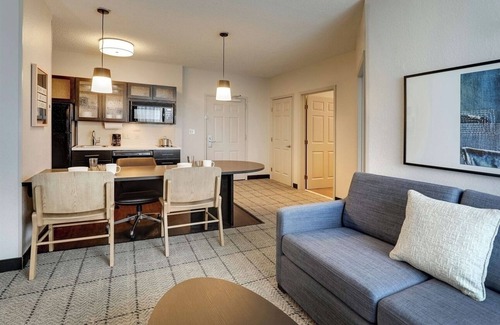 Doral Hotel | Cozy Doral 1BR Unit | Pool, Gym, BBQ, Free Parking, Airport Shuttle