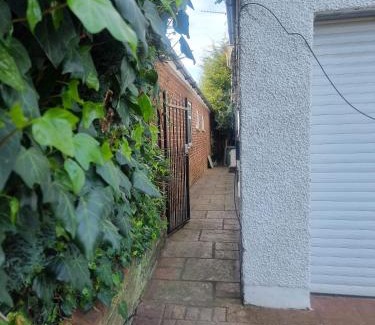 Waltham Cross Apartment | COZY DOUBLE Bedroom STUDIO With WIFI & PARKING Waltham Cross