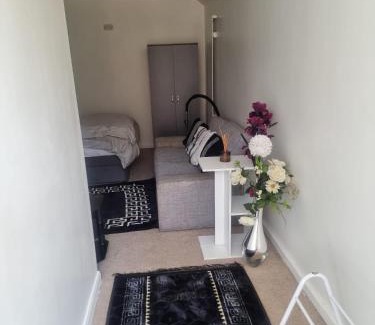 Waltham Cross Apartment | COZY DOUBLE Bedroom STUDIO With WIFI & PARKING Waltham Cross