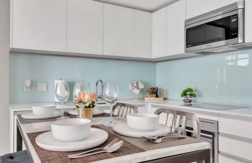 Victoria Park Apartment | Cozy Downtown Condo with stunning Calgary Tower and city views (with parking)