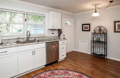 Northwest Quadrant House | Cozy Downtown Cottage - 0.7 mi walk to downtown!