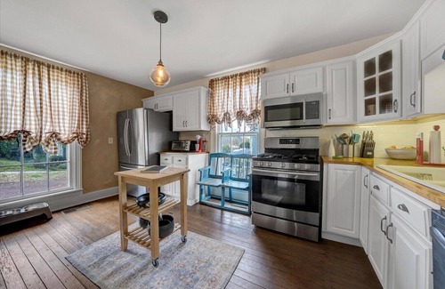 Diamond Hill House | Cozy Downtown historical cottage.
