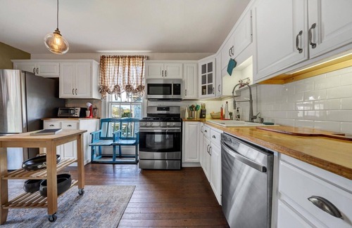 Diamond Hill House | Cozy Downtown historical cottage.