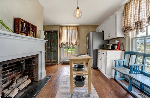 Diamond Hill House | Cozy Downtown historical cottage.