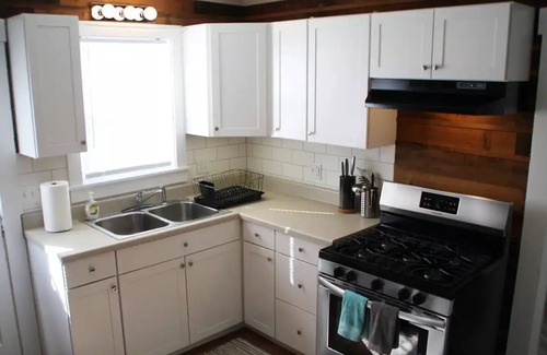 Fayetteville House | Cozy Downtown Home near NRGnn