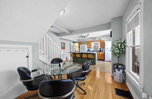 Merriwether House | Cozy Downtown Stay w/Private Backyard & Parking